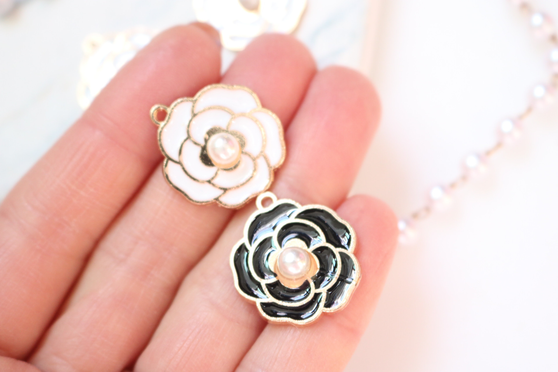 シルバー925 花 新品未使用✨️agete 大人 カメオ風チャーム アンティーク