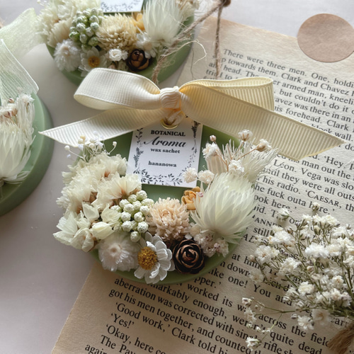ハンドメイド☆オリジナル☆アロマワックスバー/サシェ☆ドライフラワーリース 疲れた頭をリフレッシュ！ 落ち着いた深いグリーンにホワイト花材