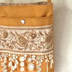 【送料無料】揺れるフリンジ　インド刺繍リボンと帆布　手ぶらでお出かけ　スマホショルダー　大きめサイズ 3枚目の画像