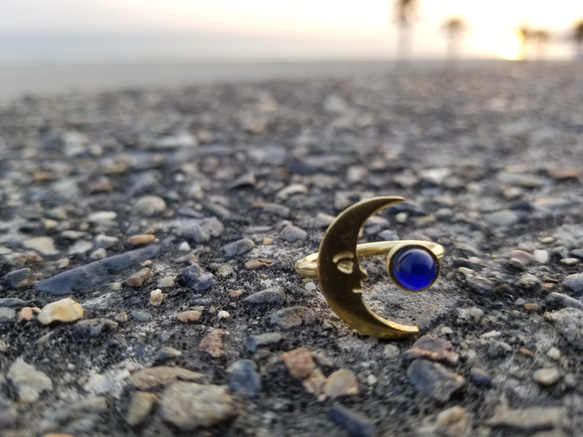 【太陽と月シリーズ】cobalt blue×brass gold　フェイスムーン　とろけるシーグラスリング 7枚目の画像