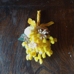 ミモザ&小花のコサージュ 3枚目の画像