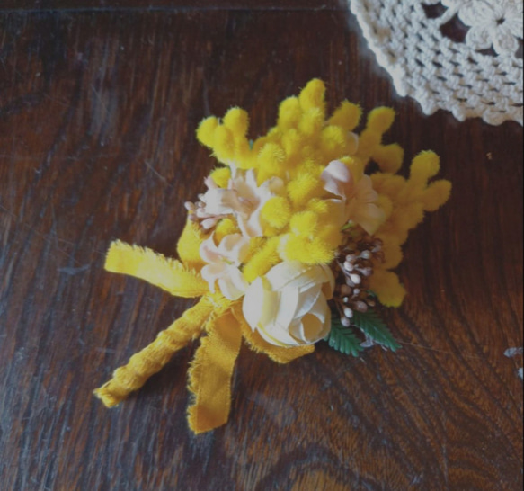 ミモザ&小花のコサージュ 4枚目の画像