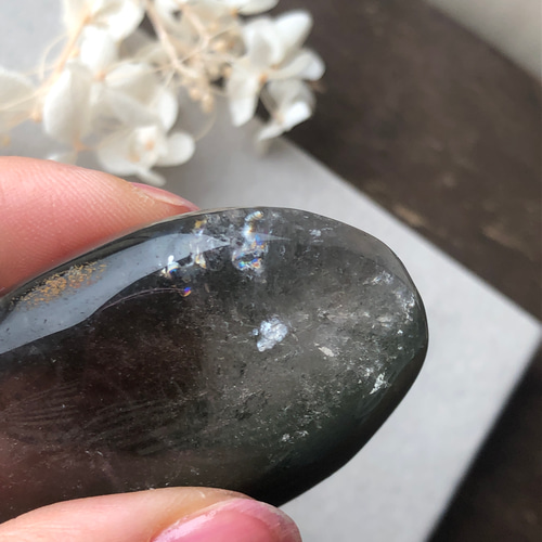 鉱石、握り石、 ガーデンクォーツ握り石☆瀧川神社にて浄化☆85g☆ハーフカラー