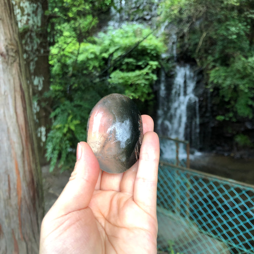 ガーデンクォーツ握り石☆瀧川神社にて浄化☆85g☆ハーフカラー