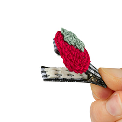 可愛い手編みのいちごモチーフとチェックリボンのベビークリップ 3枚目の画像