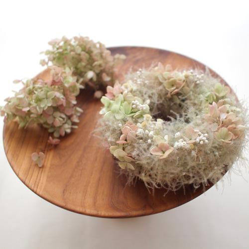 スモークツリーと紫陽花を添えた　淡い色合いのオーバル型　リース　ドライフラワー スモークツリーと紫陽花を添えた淡い色合いのオーバル型リースドライ