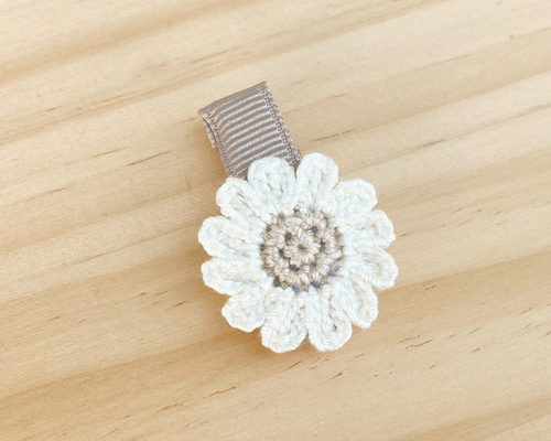 デイジーのお花をイメージした手編みのモチーフと滑り止めつき