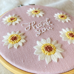 HOOP くすみピンクマーガレットのthank you 刺繍枠  white margaret fabric panel 1枚目の画像