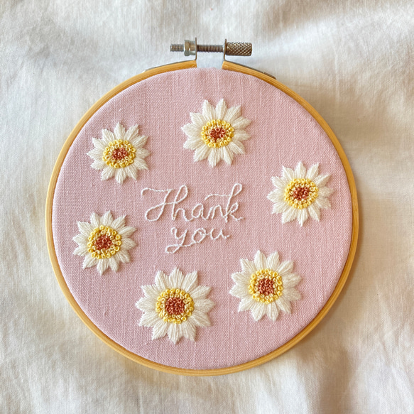 HOOP くすみピンクマーガレットのthank you 刺繍枠  white margaret fabric panel 2枚目の画像