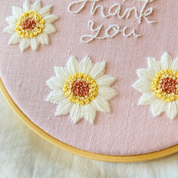 HOOP くすみピンクマーガレットのthank you 刺繍枠  white margaret fabric panel 7枚目の画像