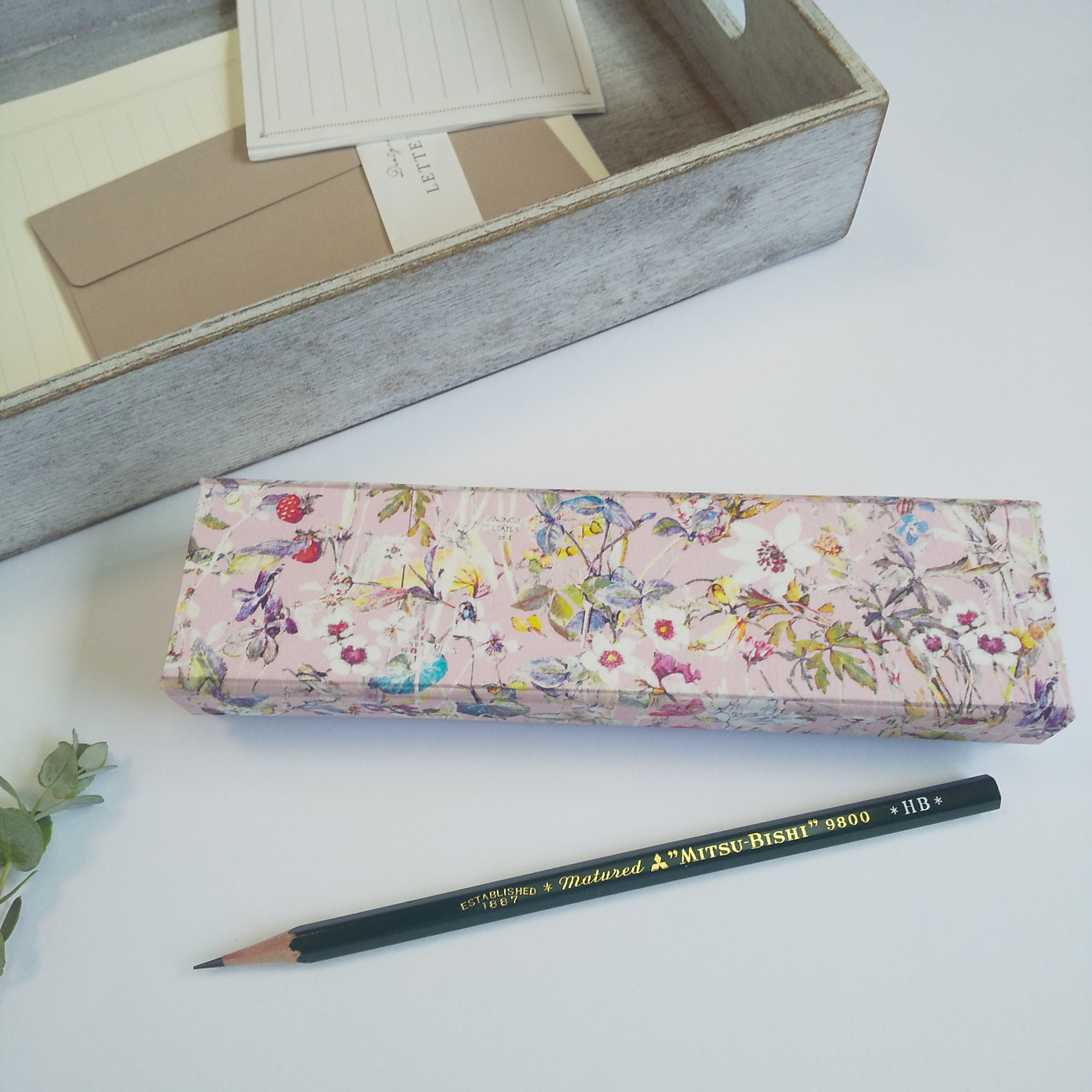 リバティ ラミネート コンパクトペンケース〈ワイルドフラワーズ〉 リバティ ラミネート コンパクトペンケース〈ワイルドフラワーズ