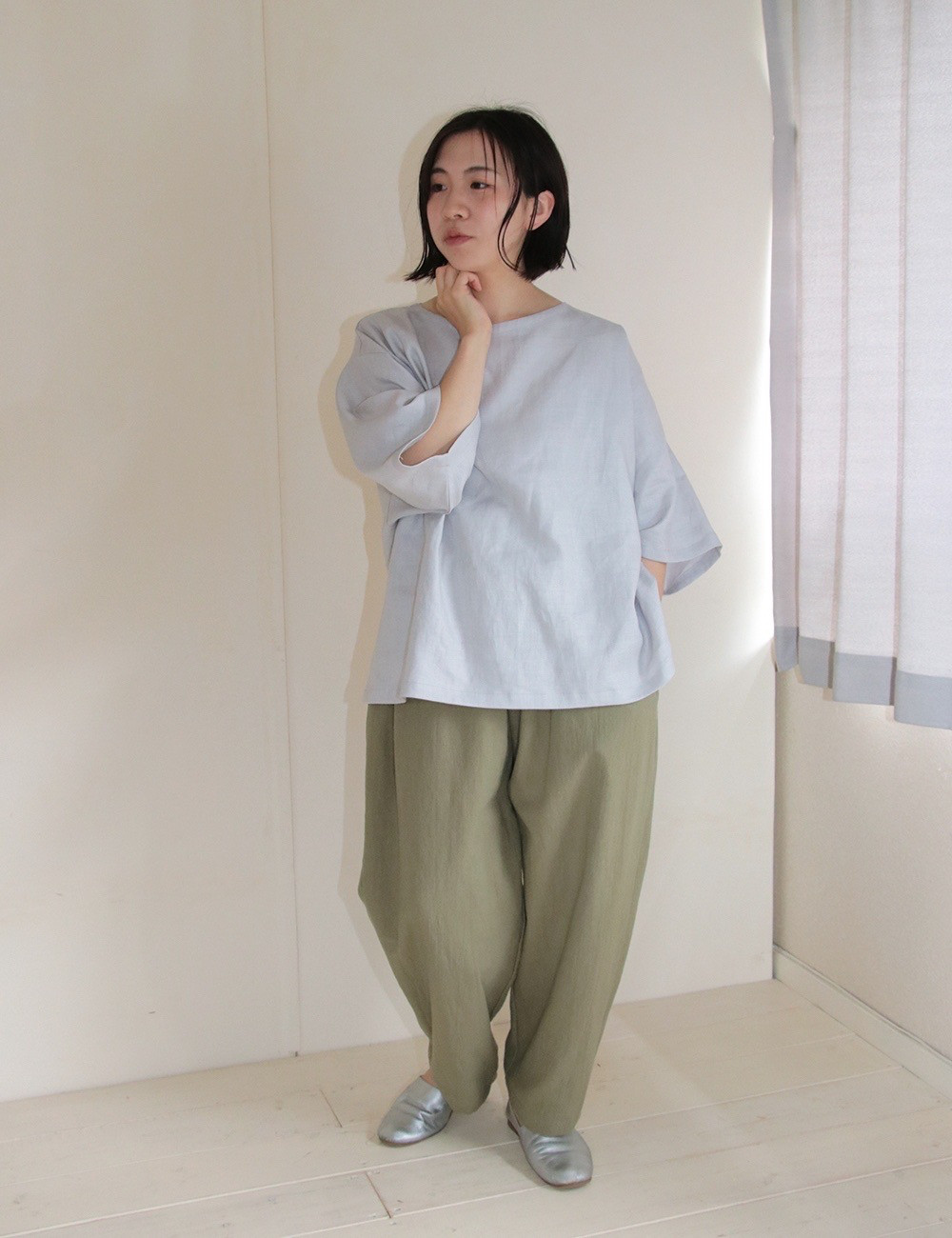 コットンリネンのゆったりテーパードパンツ（モスグリーン）