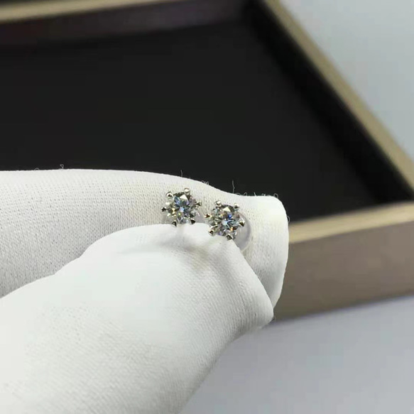 モアサナイト ダイヤモンド ピアス K18WG ピアス（スタッド・一粒 