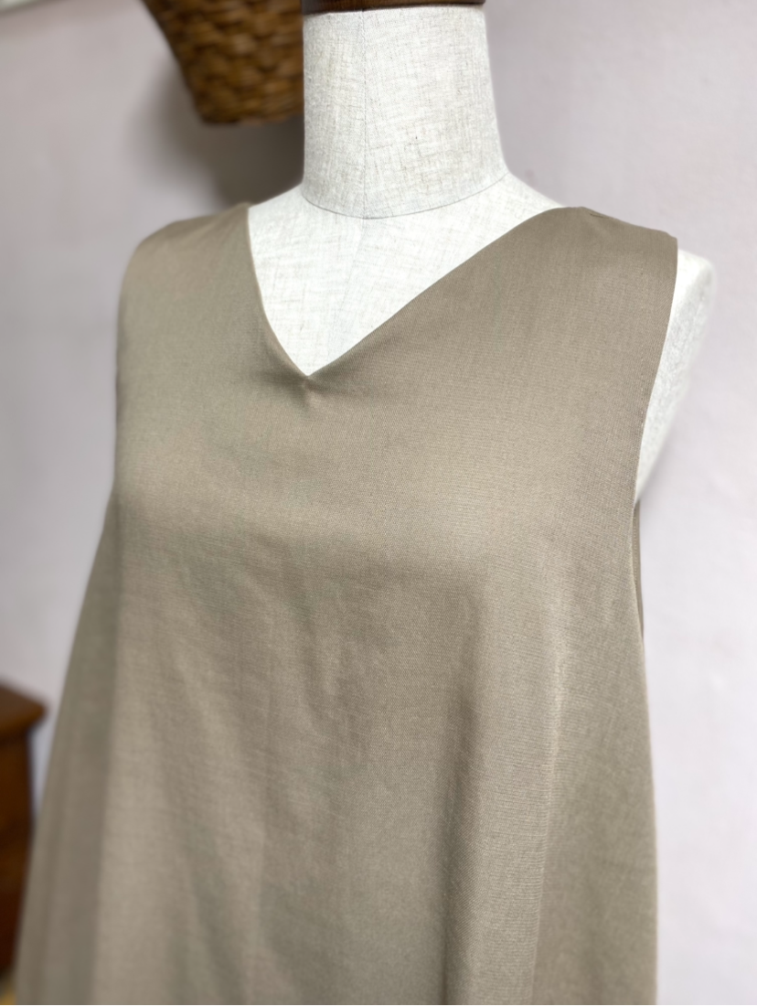 《大きいサイズ》前後対応ノースリーブワンピース　ジャンパースカート　Ｌ•ＬＬ•１３号　濃いめベージュ