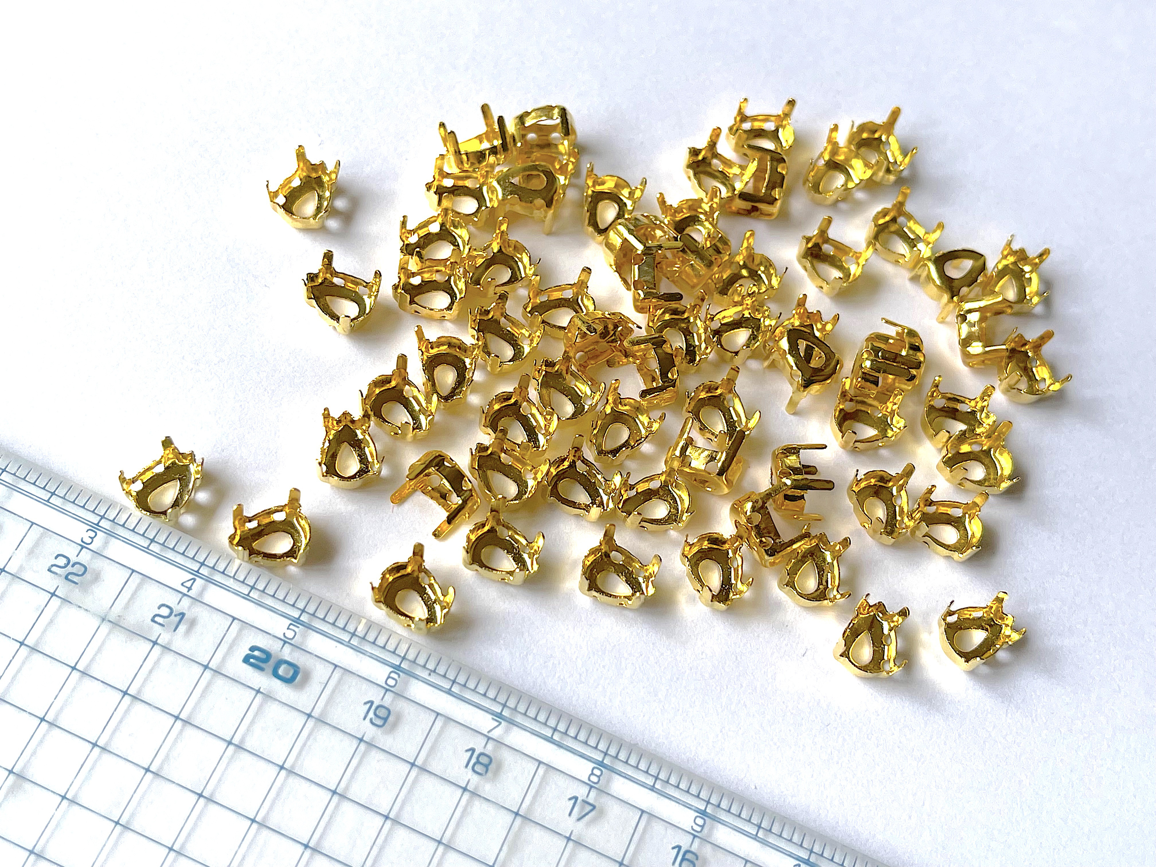 ベージュの石製球体 ピラミッド型台座 楽天市場】メタル製 台座ベース 1個 球体 丸い 水晶玉 ゴルフ