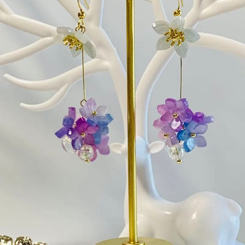 紫陽花色のフラワーボールピアス ステンレス製フックピアス 樹脂花