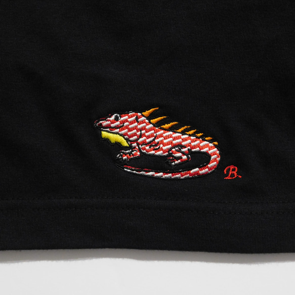 斜め市松模様のイグアナの刺繍入りTシャツ　男女兼用　6.2オンス 7枚目の画像