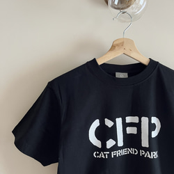 猫好さんへのギフトにも！キャットフレンドパーク　クールでかわいい…おもしろ猫Tシャツ　メンズ　レディース　黒ブラック 2枚目の画像