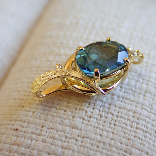 完全手作り ロンドンブルートパーズ スターダスト梨地 ペンダント