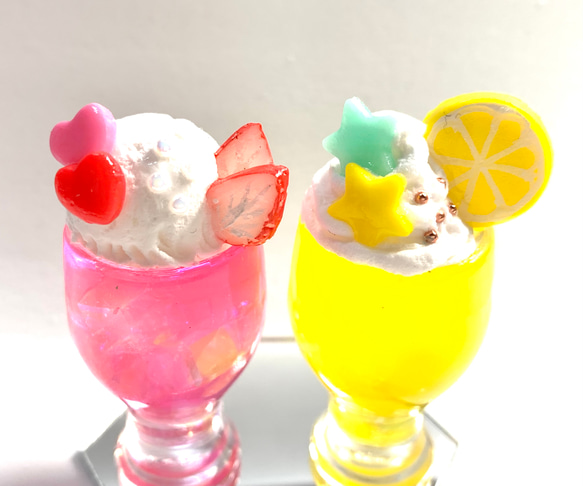 ☆クリームソーダ２種セット　樹脂粘土　苺　レモン 3枚目の画像