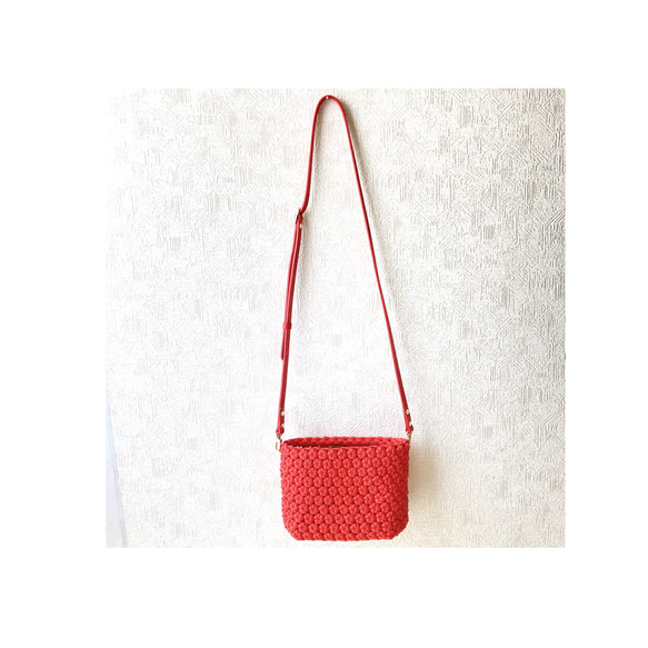 年齢問わず人気赤バッグ☆ミニショルダーバッグ赤ショルダーストラップ付き✨Mini shoulder bag red 2枚目の画像