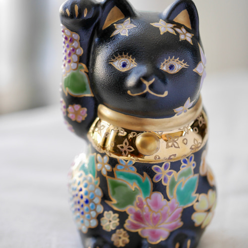【送料関税無料】 受注制作＊黒地金彩花柄柄招き猫 招き猫 Jun. 通販 16078462 工芸品