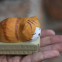 手作り木彫り置物 ダンボール猫 橘猫 2枚目の画像