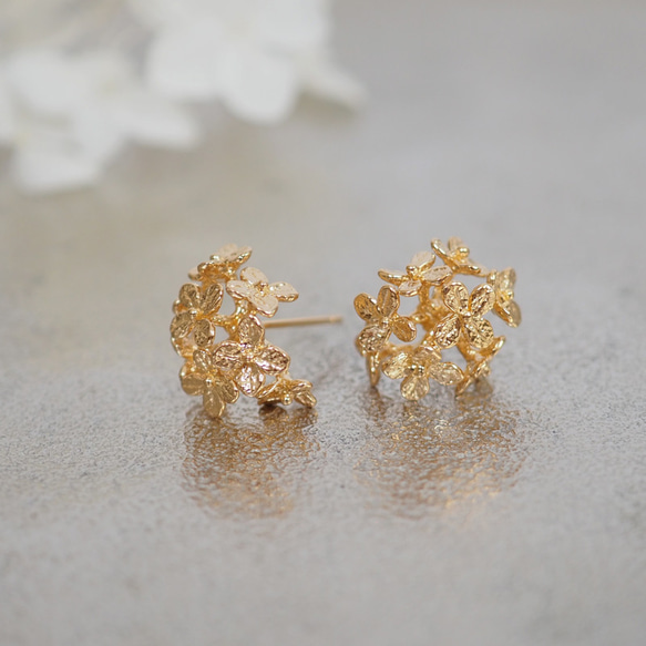 紫陽花のピアス(gold) 1枚目の画像