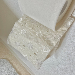☆白花刺繍☆帆布のナプキン入れ付き トイレットペーパーホルダーカバー 4枚目の画像
