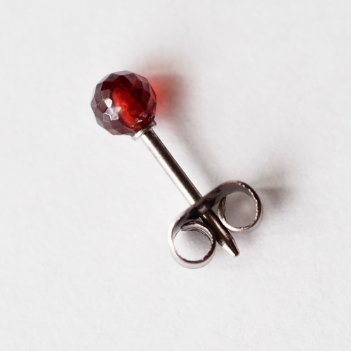 ガーネット クリスタル セカンドピアス 4mm 純チタン つけっぱなし 【4
