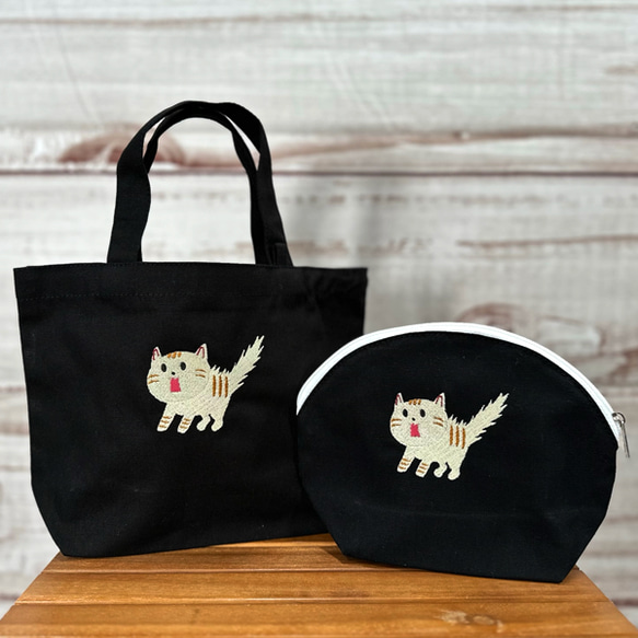 【送料無料】驚き猫の刺繍 内ポケット付きキャンバスミニトートバッグとミニポーチのセット＜ブラック＞ 1枚目の画像