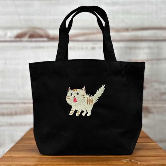 【送料無料】驚き猫の刺繍 内ポケット付きキャンバスミニトートバッグとミニポーチのセット＜ブラック＞ 2枚目の画像