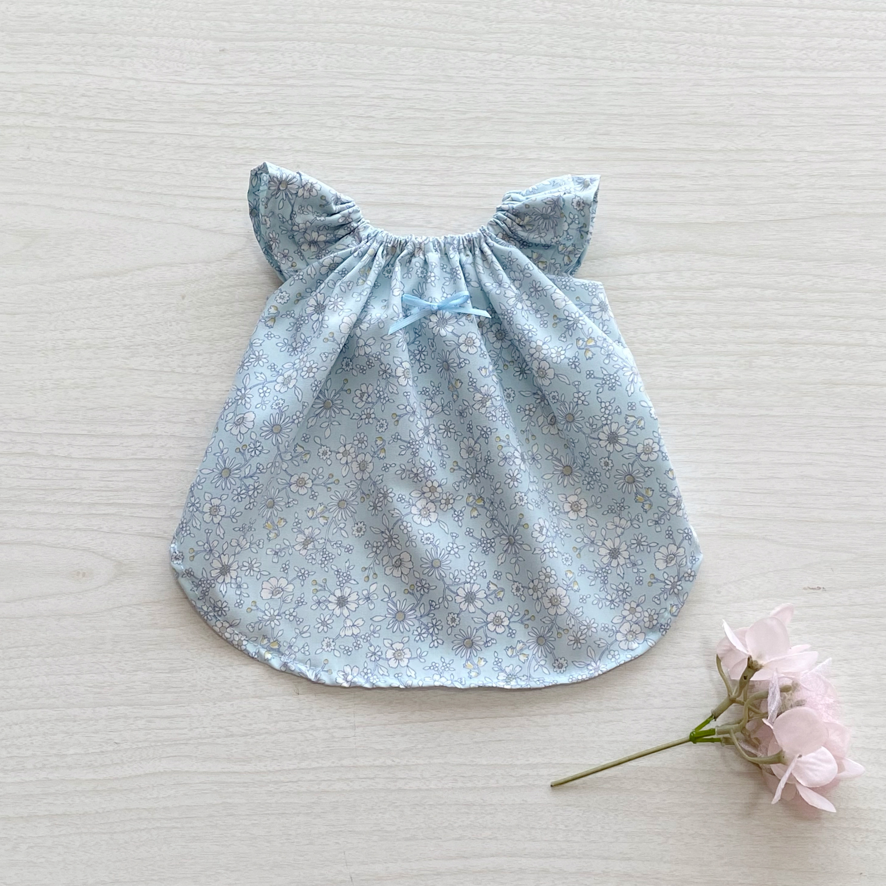 ハンドメイド犬服小花柄ニットのヒラヒラお袖キャミワンピお袖2段レース付