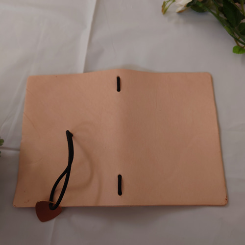 【オーダーメイド】ヌメ革トラベラーズノートカバー（パスポートサイズ） 真鍮ピックのトラベラーズノート】 ノートカバー ヌメ革 パスポート