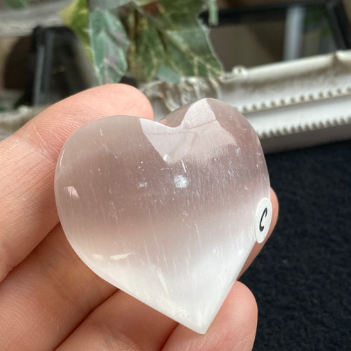 モロッコ産セレナイト ハート型置き石 C 天然石 マスカレード
