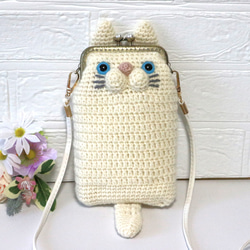 手編みニットのかわいい白猫ちゃんの　がま口のスマホポシェット 1枚目の画像