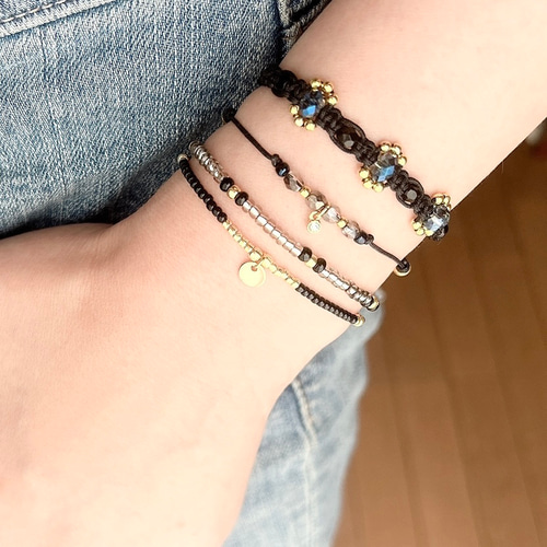 重ね付けを楽しむスタイリッシュな黒の4連ブレスレット /ストレッチ