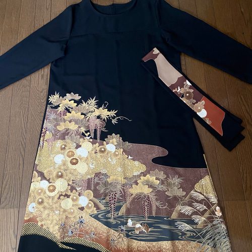 着物リメイク　ワンピース　作家物　黒留袖　ロング　Aライン　ドレス草花松文　金箔 着物リメイク ワンピース 黒留袖 ドレス ロング Aライン 草花文