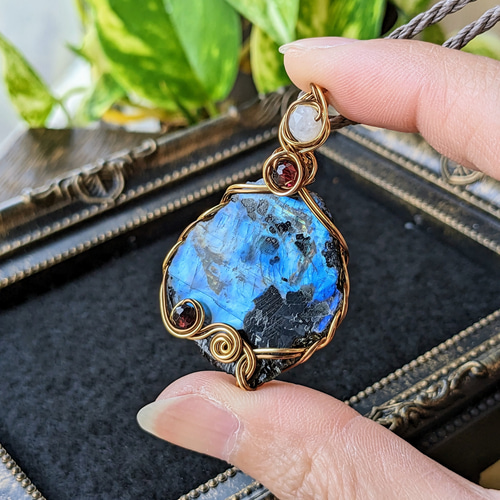 ☆スライスカット☆レインボームーンストーン(黒雲母入り)・ホワイト