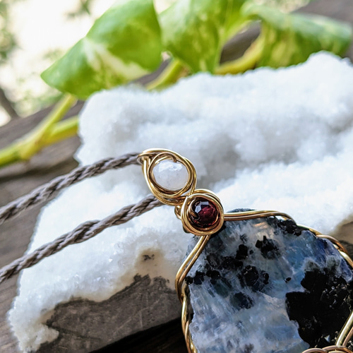 ☆スライスカット☆レインボームーンストーン(黒雲母入り)・ホワイト