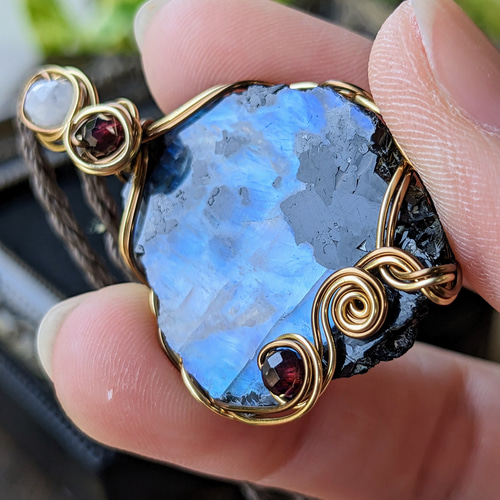 ☆スライスカット☆レインボームーンストーン(黒雲母入り)・ホワイト