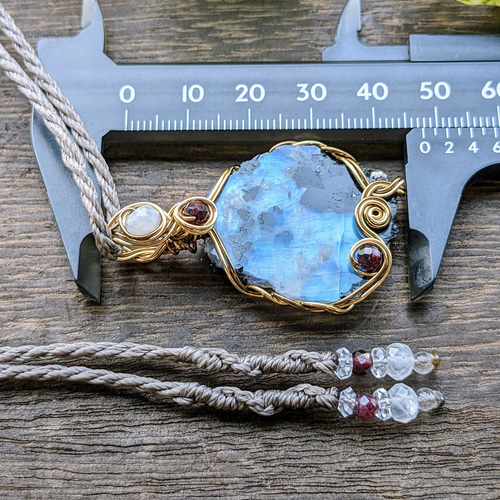 ☆スライスカット☆レインボームーンストーン(黒雲母入り)・ホワイト