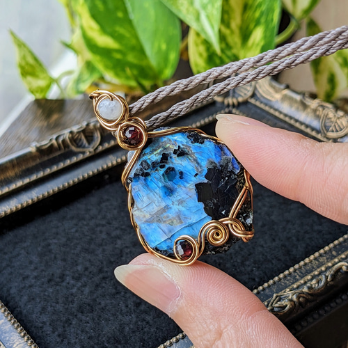 ☆スライスカット☆レインボームーンストーン(黒雲母入り)・ホワイト