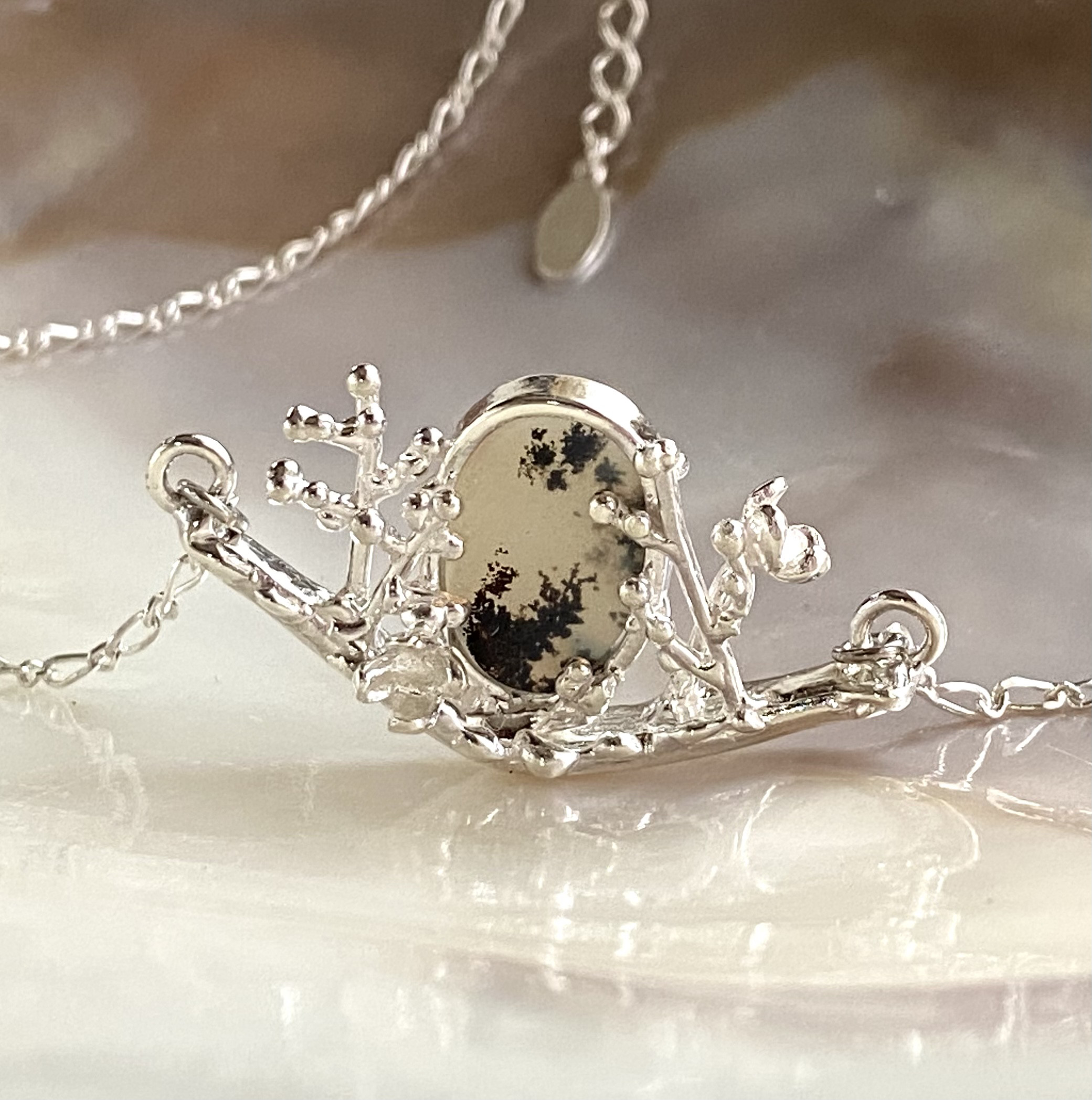 【一点物】猫のひそむ草原ネックレス（デンドリックアゲート）