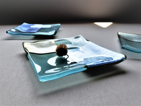 ガラスの器　銀澄皿　シルバー＆ブルー 12㎝角 4枚目の画像