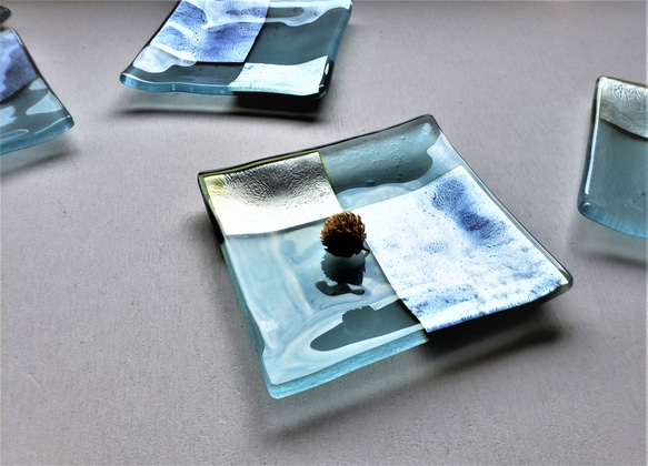 ガラスの器　銀澄皿　シルバー＆ブルー 12㎝角 5枚目の画像