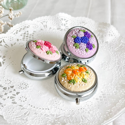 手刺繍の小物ケース【選べる花の刺繍】 1枚目の画像