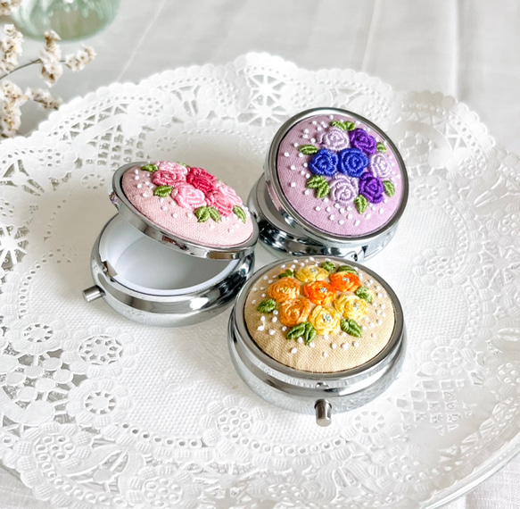 手刺繍の小物ケース【選べる花の刺繍】 1枚目の画像