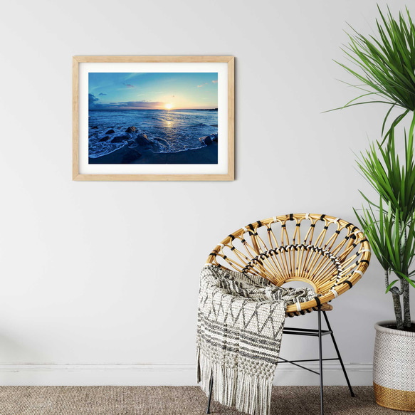 絶景夕暮れビーチ：太陽の落ちる海岸線、波立つ青い海と岩々 穏やかな空のグラデーション リラックス感溢れる自然景色ポスター 3枚目の画像