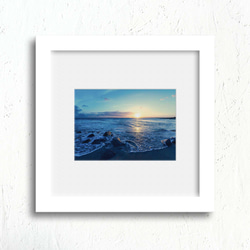 絶景夕暮れビーチ：太陽の落ちる海岸線、波立つ青い海と岩々 穏やかな空のグラデーション リラックス感溢れる自然景色ポスター 2枚目の画像